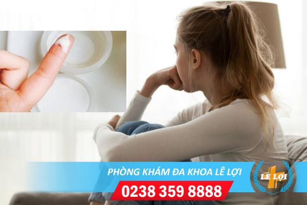 Cần làm gì khi huyết trắng vón cục có mùi hôi?